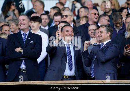 Ipswich Town Director Brett Johnson (links), Chairman Berke Bakay (Mitte) und Miteigentümer Mark Detmer feiern auf den Tribünen während des Spiels Sky Bet League One in Portman Road, Ipswich. Foto: Samstag, 29. April 2023. Stockfoto