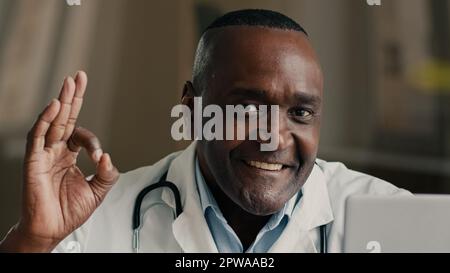 Portrait afroamerikanischer ethnischer alter Mann reifer Arzt Praktizierender Spezialist Therapeut Kardiologe Dermatologe Mediziner männlicher Spezialist Stockfoto