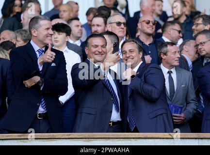 Ipswich Town Director Brett Johnson (links), Chairman Berke Bakay (Mitte) und Miteigentümer Mark Detmer feiern auf den Tribünen während des Spiels Sky Bet League One in Portman Road, Ipswich. Foto: Samstag, 29. April 2023. Stockfoto