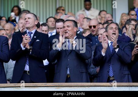 Ipswich Town Director Brett Johnson (links), Chairman Berke Bakay (Mitte) und Miteigentümer Mark Detmer feiern auf den Tribünen während des Spiels Sky Bet League One in Portman Road, Ipswich. Foto: Samstag, 29. April 2023. Stockfoto