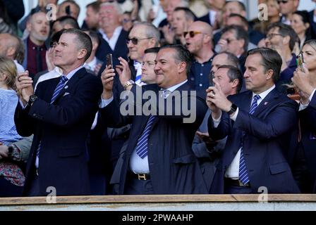 Ipswich Town Director Brett Johnson (links), Chairman Berke Bakay (Mitte) und Miteigentümer Mark Detmer Film von der Tribüne während des Spiels Sky Bet League One in Portman Road, Ipswich. Foto: Samstag, 29. April 2023. Stockfoto