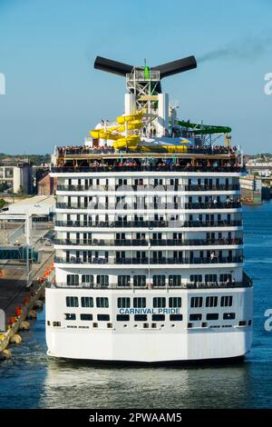 Carnival Pride ist ein Kreuzfahrtschiff der Spirit-Klasse, das von Carnival Cruise Line betrieben wird. Erbaut von Kværner Masa-Yards auf der neuen Werft in Helsinki Stockfoto