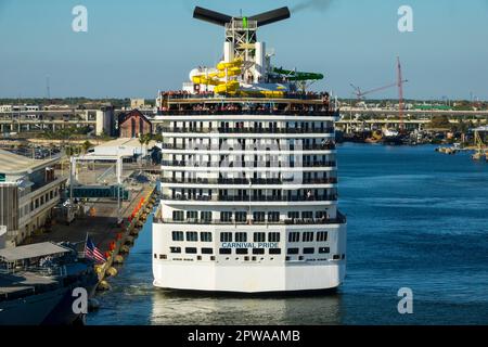 Carnival Pride ist ein Kreuzfahrtschiff der Spirit-Klasse, das von Carnival Cruise Line betrieben wird. Erbaut von Kværner Masa-Yards auf der neuen Werft in Helsinki Stockfoto