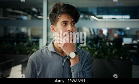 Durchdachter konzentrierter indischer arabier kluger Geschäftsmann Büromanager ceo Agent Entrepreneur Denkplan träumen Gedanken neue Idee Stockfoto
