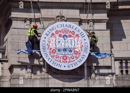 London, Großbritannien. 29. April 2023 Vor der Krönung von König Karl III., die am 6. Mai stattfindet, installieren die Arbeiter am Admiralty Arch in der Mall ein riesiges Krönungszeichen. Kredit: Vuk Valcic/Alamy Live News Stockfoto