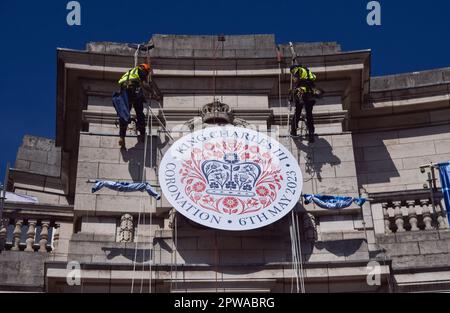 London, Großbritannien. 29. April 2023 Vor der Krönung von König Karl III., die am 6. Mai stattfindet, installieren die Arbeiter am Admiralty Arch in der Mall ein riesiges Krönungszeichen. Kredit: Vuk Valcic/Alamy Live News Stockfoto