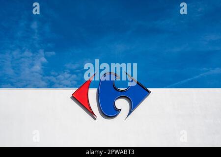 Anglet, Frankreich - 26. April 2023: Logo der Carrefour-Gruppe auf weißem Hintergrund und blauem Himmel Stockfoto