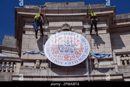 London, Großbritannien. 29. April 2023 Vor der Krönung von König Karl III., die am 6. Mai stattfindet, installieren die Arbeiter am Admiralty Arch in der Mall ein riesiges Krönungszeichen. Kredit: Vuk Valcic/Alamy Live News Stockfoto