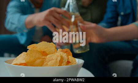 Multirassenfreunde Männer Frauen schauen zu Hause fern Junges hispanisches Paar entspannen sich auf der Couch afrikanischer Mann mit Frau sitzen auf dem Boden und TV-Comedy Film genießen Stockfoto