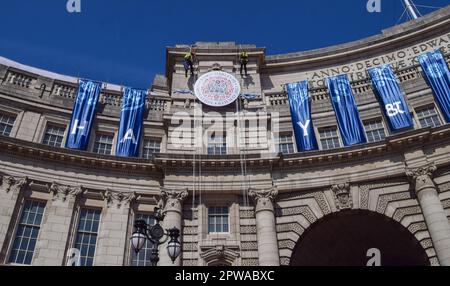 London, Großbritannien. 29. April 2023 Vor der Krönung von König Karl III., die am 6. Mai stattfindet, installieren die Arbeiter am Admiralty Arch in der Mall ein riesiges Krönungszeichen. Kredit: Vuk Valcic/Alamy Live News Stockfoto