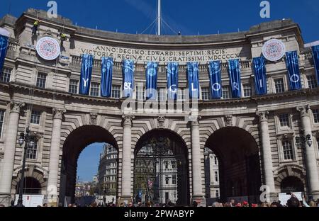 London, Großbritannien. 29. April 2023 Vor der Krönung von König Karl III., die am 6. Mai stattfindet, installieren die Arbeiter am Admiralty Arch in der Mall ein riesiges Krönungszeichen. Kredit: Vuk Valcic/Alamy Live News Stockfoto