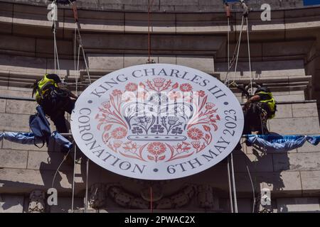 London, Großbritannien. 29. April 2023 Vor der Krönung von König Karl III., die am 6. Mai stattfindet, installieren die Arbeiter am Admiralty Arch in der Mall ein riesiges Krönungszeichen. Kredit: Vuk Valcic/Alamy Live News Stockfoto