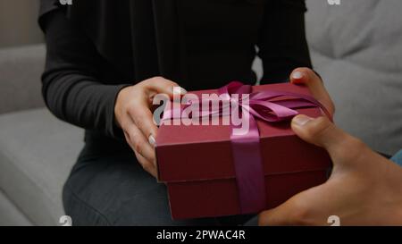 Nahaufnahme Geschenk zum Hochzeitstag Valentinstag Liebes-Tag romantisches Date nicht wiedererkennbare weibliche Hände auspacken Überraschung rosa Box Abflug Stockfoto