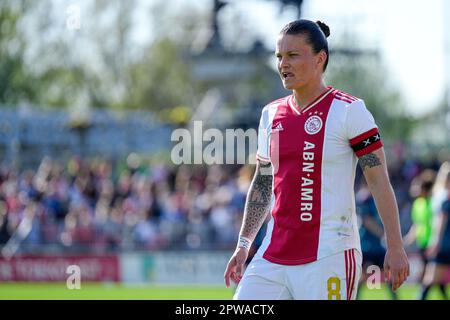 Amsterdam, Niederlande. 29. April 2023. AMSTERDAM, NIEDERLANDE - APRIL 29: Sherida Spitse of Ajax schaut auf das Azerion Eredivisie Women Match zwischen Ajax und FC Twente im Sportpark De Toekomst am 29. April 2023 in Amsterdam, Niederlande (Foto von Patrick Goosen/Orange Pictures). Guthaben: Orange Pics BV/Alamy Live News Stockfoto