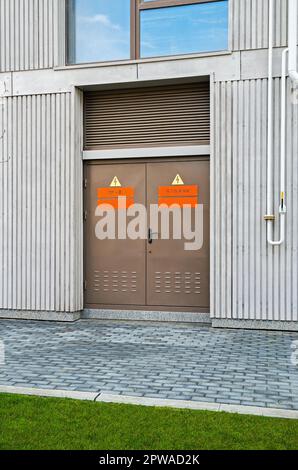 Eingang zum Gelände des Verteilungstransformators im Wohnwohnungsgebäude Stockfoto