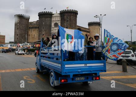 Neapel, Italien. 29. April 2023. Neapel am Vorabend des Spiels mit Salernitana beginnen die Vorfeiern und Karussells mit offenen und dekorierten Autos auf den Straßen der Stadt, um den Sieg des Scudetto Credit: Independent Photo Agency/Alamy Live News zu feiern Stockfoto