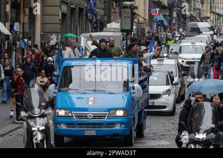 Neapel, Italien. 29. April 2023. Neapel am Vorabend des Spiels mit Salernitana beginnen die Vorfeiern und Karussells mit offenen und dekorierten Autos auf den Straßen der Stadt, um den Sieg des Scudetto Credit: Independent Photo Agency/Alamy Live News zu feiern Stockfoto