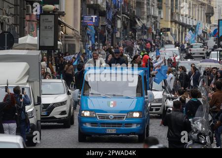 Neapel, Italien. 29. April 2023. Neapel am Vorabend des Spiels mit Salernitana beginnen die Vorfeiern und Karussells mit offenen und dekorierten Autos auf den Straßen der Stadt, um den Sieg des Scudetto Credit: Independent Photo Agency/Alamy Live News zu feiern Stockfoto