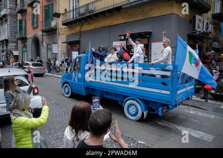 Neapel, Italien. 29. April 2023. Neapel am Vorabend des Spiels mit Salernitana beginnen die Vorfeiern und Karussells mit offenen und dekorierten Autos auf den Straßen der Stadt, um den Sieg des Scudetto Credit: Independent Photo Agency/Alamy Live News zu feiern Stockfoto