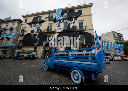 Neapel, Italien. 29. April 2023. Neapel am Vorabend des Spiels mit Salernitana beginnen die Vorfeiern und Karussells mit offenen und dekorierten Autos auf den Straßen der Stadt, um den Sieg des Scudetto Credit: Independent Photo Agency/Alamy Live News zu feiern Stockfoto