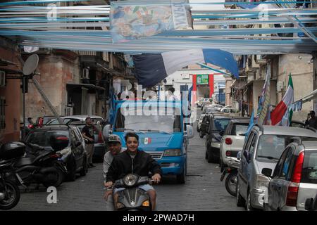 Neapel, Italien. 29. April 2023. Neapel am Vorabend des Spiels mit Salernitana beginnen die Vorfeiern und Karussells mit offenen und dekorierten Autos auf den Straßen der Stadt, um den Sieg des Scudetto Credit: Independent Photo Agency/Alamy Live News zu feiern Stockfoto