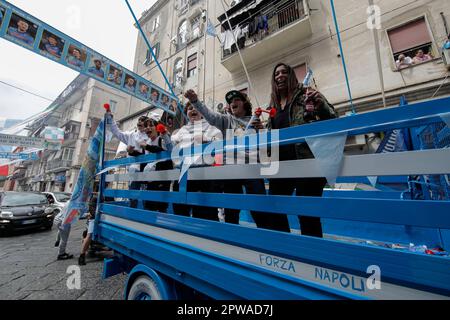 Neapel, Italien. 29. April 2023. Neapel am Vorabend des Spiels mit Salernitana beginnen die Vorfeiern und Karussells mit offenen und dekorierten Autos auf den Straßen der Stadt, um den Sieg des Scudetto Credit: Independent Photo Agency/Alamy Live News zu feiern Stockfoto