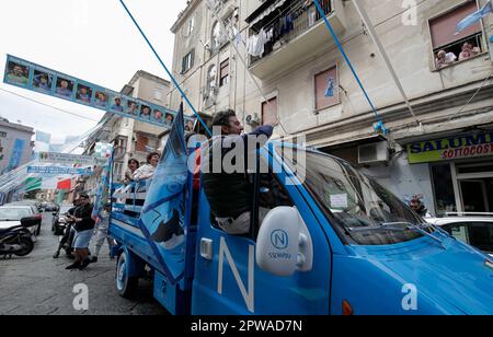 Neapel, Italien. 29. April 2023. Neapel am Vorabend des Spiels mit Salernitana beginnen die Vorfeiern und Karussells mit offenen und dekorierten Autos auf den Straßen der Stadt, um den Sieg des Scudetto Credit: Independent Photo Agency/Alamy Live News zu feiern Stockfoto