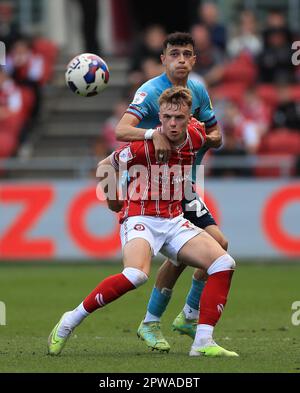 Tommy Conway von Bristol City (links) und Ameen Al-Dakhil von Burnley City kämpfen beim Sky Bet Championship-Spiel in Ashton Gate, Bristol, um den Ball. Foto: Samstag, 29. April 2023. Stockfoto