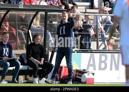 AMSTERDAM - FC Twente Coach Joran Pot beim niederländischen Eredivisie Frauenspiel zwischen Ajax und FC Twente im Sportkomplex de Toekomst am 29. April 2023 in Amsterdam, Niederlande. ANP GERRIT VAN COLOGNE Stockfoto