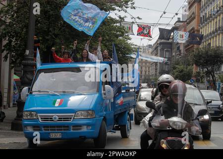 Neapel, Italien. 29. April 2023. Neapel am Vorabend des Spiels mit Salernitana beginnen die Vorfeiern und Karussells mit offenen und dekorierten Autos auf den Straßen der Stadt, um den Sieg des Scudetto Credit: Independent Photo Agency/Alamy Live News zu feiern Stockfoto