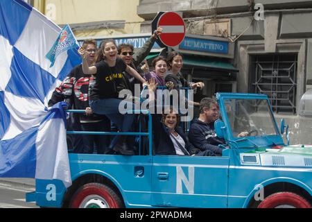 Neapel, Italien. 29. April 2023. Neapel am Vorabend des Spiels mit Salernitana beginnen die Vorfeiern und Karussells mit offenen und dekorierten Autos auf den Straßen der Stadt, um den Sieg des Scudetto Credit: Independent Photo Agency/Alamy Live News zu feiern Stockfoto