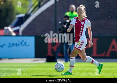 Amsterdam, Niederlande. 29. April 2023. AMSTERDAM, NIEDERLANDE - APRIL 29: Tiny Hoekstra of Ajax läuft mit dem Ball während des Azerion Eredivisie Women-Spiels zwischen Ajax und FC Twente im Sportpark De Toekomst am 29. April 2023 in Amsterdam, Niederlande (Foto von Patrick Goosen/Orange Pictures) Guthaben: Orange Pics BV/Alamy Live News Stockfoto