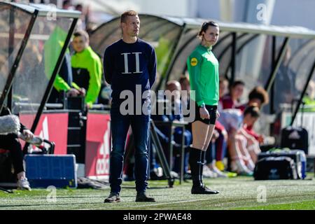 Amsterdam, Niederlande. 29. April 2023. AMSTERDAM, NIEDERLANDE - APRIL 29: Cheftrainer Joran Pot vom FC Twente schaut auf das Azerion Eredivisie Women Match zwischen Ajax und FC Twente im Sportpark De Toekomst am 29. April 2023 in Amsterdam, Niederlande (Foto von Patrick Goosen/Orange Pictures). Guthaben: Orange Pics BV/Alamy Live News Stockfoto