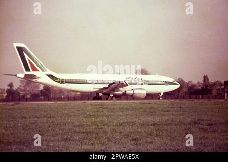 Ein Alitalia A300-Roller zum Start am Flughafen Linate in den späten 80ern Stockfoto