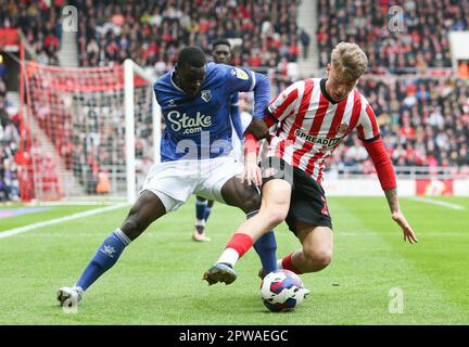 Jack Clarke von Sunderland tritt am Samstag, den 29. April 2023, beim Sky Bet Championship Match zwischen Sunderland und Watford im Stadium of Light in Sunderland gegen Watford's Ken Sema an. (Foto: Michael Driver | MI News) Guthaben: MI News & Sport /Alamy Live News Stockfoto