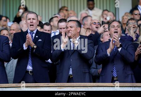 Ipswich Town Director Brett Johnson (links), Chairman Berke Bakay (Mitte) und Miteigentümer Mark Detmer feiern auf den Tribünen während des Spiels Sky Bet League One in Portman Road, Ipswich. Foto: Samstag, 29. April 2023. Stockfoto