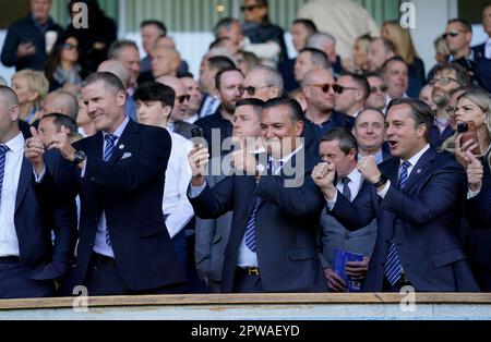 Ipswich Town Director Brett Johnson (links), Chairman Berke Bakay (Mitte) und Miteigentümer Mark Detmer feiern auf den Tribünen während des Spiels Sky Bet League One in Portman Road, Ipswich. Foto: Samstag, 29. April 2023. Stockfoto