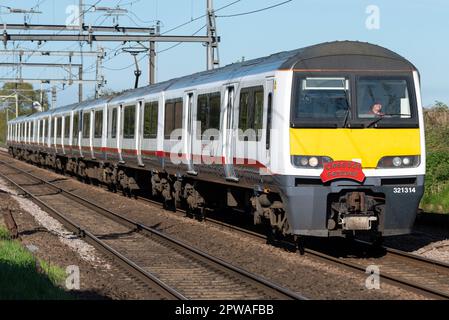 Ingatestone, Chelmsford, Essex, Großbritannien. 29. April 2023. Das Eisenbahnunternehmen Greater Anglia stellt seine alten elektrischen Mehrzweckzüge der British Rail-Klasse 321 zugunsten neuer Aventra-Einheiten der Klasse 720 aus. Die zwischen 1988-91 gebauten Klasse-321-Einheiten gehören zu den ältesten im Eisenbahnnetz des Vereinigten Königreichs eingesetzten Personenzügen. Eisenbahnbegeisterte haben die Möglichkeit, auf einer besonderen Abfahrtsreise zu reisen, bei der sie Bahnhöfe besuchen, die seit vielen Jahren von den alten Zügen von London Liverpool Street nach Clacton und von dort nach Southend Victoria fahren und vor dem endgültigen Ruhestand zurückkehren. Stockfoto