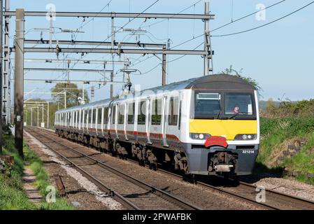 Ingatestone, Chelmsford, Essex, Großbritannien. 29. April 2023. Das Eisenbahnunternehmen Greater Anglia stellt seine alten elektrischen Mehrzweckzüge der British Rail-Klasse 321 zugunsten neuer Aventra-Einheiten der Klasse 720 aus. Die zwischen 1988-91 gebauten Klasse-321-Einheiten gehören zu den ältesten im Eisenbahnnetz des Vereinigten Königreichs eingesetzten Personenzügen. Eisenbahnbegeisterte haben die Möglichkeit, auf einer besonderen Abfahrtsreise zu reisen, bei der sie Bahnhöfe besuchen, die seit vielen Jahren von den alten Zügen von London Liverpool Street nach Clacton und von dort nach Southend Victoria fahren und vor dem endgültigen Ruhestand zurückkehren. Stockfoto