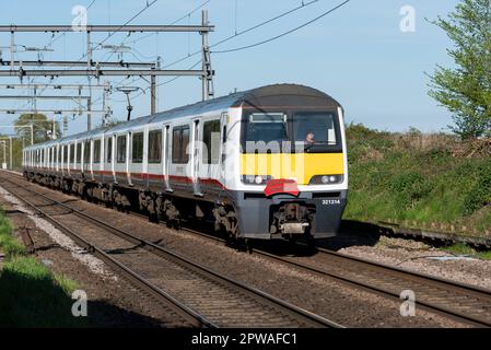 Ingatestone, Chelmsford, Essex, Großbritannien. 29. April 2023. Das Eisenbahnunternehmen Greater Anglia stellt seine alten elektrischen Mehrzweckzüge der British Rail-Klasse 321 zugunsten neuer Aventra-Einheiten der Klasse 720 aus. Die zwischen 1988-91 gebauten Klasse-321-Einheiten gehören zu den ältesten im Eisenbahnnetz des Vereinigten Königreichs eingesetzten Personenzügen. Eisenbahnbegeisterte haben die Möglichkeit, auf einer besonderen Abfahrtsreise zu reisen, bei der sie Bahnhöfe besuchen, die seit vielen Jahren von den alten Zügen von London Liverpool Street nach Clacton und von dort nach Southend Victoria fahren und vor dem endgültigen Ruhestand zurückkehren. Stockfoto