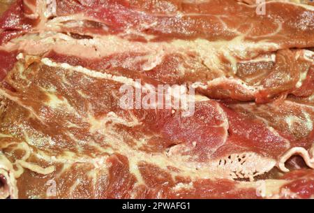 Rohkost mit Rinderschaft in Scheiben schneiden und auf einem weißen Hintergrund isolierten Teller anordnen Stockfoto