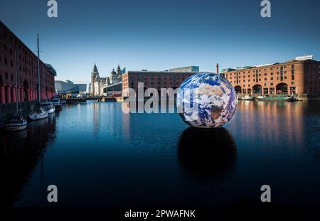 Schwimmende Erde von Luke Jerram am inneren Kai des Royal Albert Dock, Liverpool als „Juwel“ im Eurovision-Kalender der Stätte Stockfoto