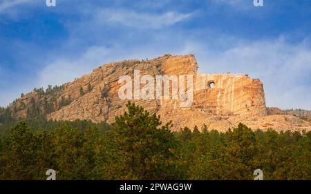 Das Crazy Horse Memorial, das sich seit Jahren in der Entwicklung befindet, entfaltet sich an einem Berghang in den Black Hills von South Dakota. Stockfoto