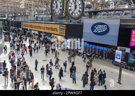 Waterloo, London, Großbritannien. 29. April 2023. Es war ein hektischer Tag an der Waterloo Station auf den South Western Railway Lines, da Tausende nach und von London für das Feiertagswochenende im Mai gereist sind. Weitere Streiks im Eisenbahnsektor wurden im Mai in einem anhaltenden Streit über Lohn- und Arbeitsbedingungen verärgert. Kredit: Maureen McLean/Alamy Live News Stockfoto