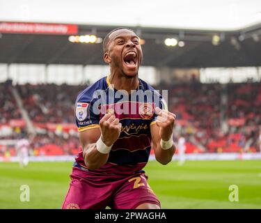 29. April 2023; bet365 Stadium, Stoke, Staffordshire, England; EFL Championship Football, Stoke City gegen Queens Park Rangers; Ethan Laird feiert ein 48.-minütiges Gefängnis von Albert Adomah von Queens Park Rangers Stockfoto