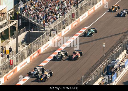 Baku, Aserbaidschan. 29. April 2023. Max Verstappen (NLD) Red Bull Racing RB19 und George Russell (GBR) Mercedes AMG F1 W14 kämpfen um die Position. 29.04.2023. Formel-1-Weltmeisterschaft, Rd 4, Aserbaidschan Grand Prix, Baku Street Circuit, Aserbaidschan, Sprint Day. Das Foto sollte wie folgt lauten: XPB/Press Association Images. Kredit: XPB Images Ltd/Alamy Live News Stockfoto