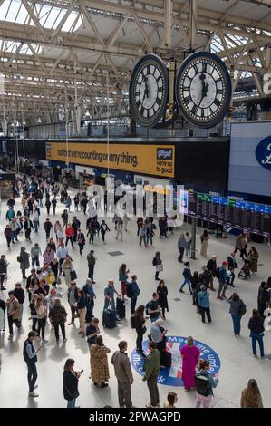 Waterloo, London, Großbritannien. 29. April 2023. Es war ein hektischer Tag an der Waterloo Station auf den South Western Railway Lines, da Tausende nach und von London für das Feiertagswochenende im Mai gereist sind. Weitere Streiks im Eisenbahnsektor wurden im Mai in einem anhaltenden Streit über Lohn- und Arbeitsbedingungen verärgert. Kredit: Maureen McLean/Alamy Live News Stockfoto