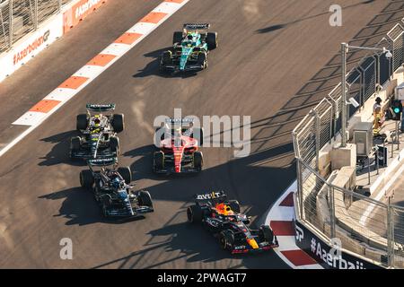 Baku, Aserbaidschan. 29. April 2023. Max Verstappen (NLD) Red Bull Racing RB19 und George Russell (GBR) Mercedes AMG F1 W14 kämpfen um die Position. 29.04.2023. Formel-1-Weltmeisterschaft, Rd 4, Aserbaidschan Grand Prix, Baku Street Circuit, Aserbaidschan, Sprint Day. Das Foto sollte wie folgt lauten: XPB/Press Association Images. Kredit: XPB Images Ltd/Alamy Live News Stockfoto