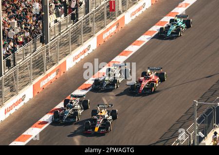 Baku, Aserbaidschan. 29. April 2023. Max Verstappen (NLD) Red Bull Racing RB19 und George Russell (GBR) Mercedes AMG F1 W14 kämpfen um die Position. 29.04.2023. Formel-1-Weltmeisterschaft, Rd 4, Aserbaidschan Grand Prix, Baku Street Circuit, Aserbaidschan, Sprint Day. Das Foto sollte wie folgt lauten: XPB/Press Association Images. Kredit: XPB Images Ltd/Alamy Live News Stockfoto