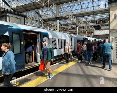 Waterloo, London, Großbritannien. 29. April 2023. Es war ein hektischer Tag an der Waterloo Station auf den South Western Railway Lines, da Tausende nach und von London für das Feiertagswochenende im Mai gereist sind. Weitere Streiks im Eisenbahnsektor wurden im Mai in einem anhaltenden Streit über Lohn- und Arbeitsbedingungen verärgert. Kredit: Maureen McLean/Alamy Live News Stockfoto